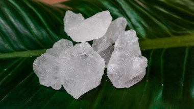 Kristal berrak alyum küpleri ya da yeşil yapraklı potasyum alyum. Kimyasal bileşik madde. Güzellik, kaplıca ve koltuk altı tedavi kavramı endüstriyel. 