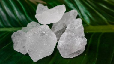 Kristal berrak alyum küpleri ya da yeşil yapraklı potasyum alyum. Kimyasal bileşik madde. Güzellik, kaplıca ve koltuk altı tedavi kavramı endüstriyel. 