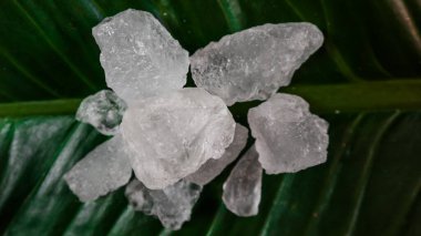 Kristal berrak alyum küpleri ya da yeşil yapraklı potasyum alyum. Kimyasal bileşik madde. Güzellik, kaplıca ve koltuk altı tedavi kavramı endüstriyel. 