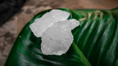 Kristal berrak alyum küpleri ya da yeşil yapraklı potasyum alyum. Kimyasal bileşik madde. Güzellik, kaplıca ve koltuk altı tedavi kavramı endüstriyel. 