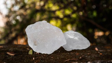 Kristal berrak alyum küpleri ya da yeşil yapraklı potasyum alyum. Kimyasal bileşik madde. Güzellik, kaplıca ve koltuk altı tedavi kavramı endüstriyel. 