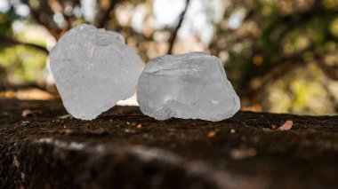 Kristal berrak alyum küpleri ya da yeşil yapraklı potasyum alyum. Kimyasal bileşik madde. Güzellik, kaplıca ve koltuk altı tedavi kavramı endüstriyel. 