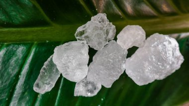 Kristal berrak alyum küpleri ya da yeşil yapraklı potasyum alyum. Kimyasal bileşik madde. Güzellik, kaplıca ve koltuk altı tedavi kavramı endüstriyel. 