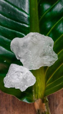 Kristal berrak alyum küpleri ya da yeşil yapraklı potasyum alyum. Kimyasal bileşik madde. Güzellik, kaplıca ve koltuk altı tedavi kavramı endüstriyel. 