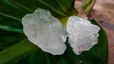 Kristal berrak alyum küpleri ya da yeşil yapraklı potasyum alyum. Kimyasal bileşik madde. Güzellik, kaplıca ve koltuk altı tedavi kavramı endüstriyel. 