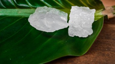 Kristal berrak alyum küpleri ya da yeşil yapraklı potasyum alyum. Kimyasal bileşik madde. Güzellik, kaplıca ve koltuk altı tedavi kavramı endüstriyel. 