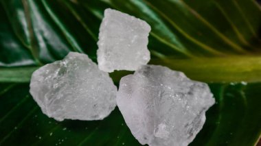 Kristal berrak alyum küpleri ya da yeşil yapraklı potasyum alyum. Kimyasal bileşik madde. Güzellik, kaplıca ve koltuk altı tedavi kavramı endüstriyel. 