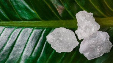 Kristal berrak alyum küpleri ya da yeşil yapraklı potasyum alyum. Kimyasal bileşik madde. Güzellik, kaplıca ve koltuk altı tedavi kavramı endüstriyel. 