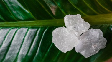 Kristal berrak alyum küpleri ya da yeşil yapraklı potasyum alyum. Kimyasal bileşik madde. Güzellik, kaplıca ve koltuk altı tedavi kavramı endüstriyel. 