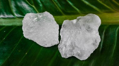 Kristal berrak alyum küpleri ya da yeşil yapraklı potasyum alyum. Kimyasal bileşik madde. Güzellik, kaplıca ve koltuk altı tedavi kavramı endüstriyel. 