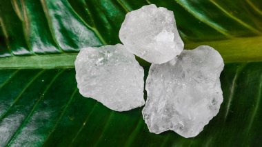 Kristal berrak alyum küpleri ya da yeşil yapraklı potasyum alyum. Kimyasal bileşik madde. Güzellik, kaplıca ve koltuk altı tedavi kavramı endüstriyel. 