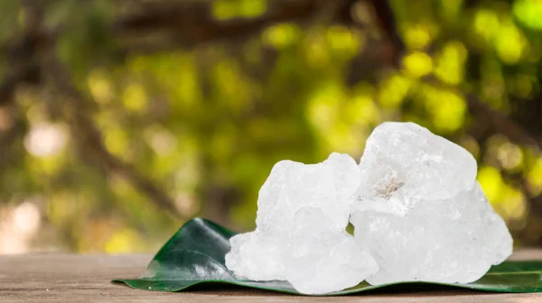 Kristal berrak alyum küpleri ya da yeşil yapraklı potasyum alyum. Kimyasal bileşik madde. Güzellik, kaplıca ve koltuk altı tedavi kavramı endüstriyel. 