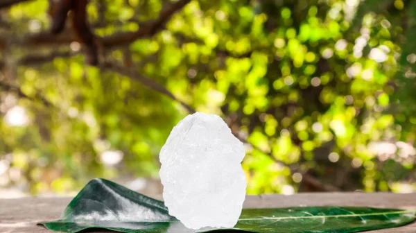 Kristallklara Alumkuber Eller Kaliumaluminium Gröna Blad Kemisk Förening Begreppet Skönhet — Stockfoto