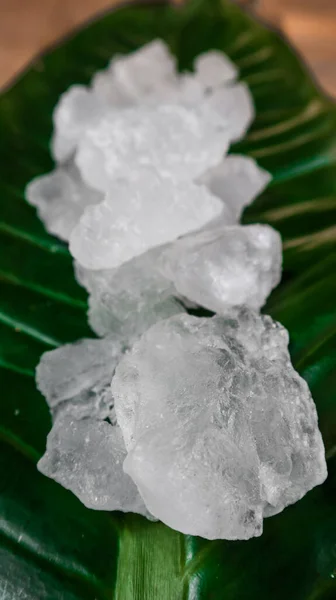 Cubos Alumbre Cristalino Alumbre Potásico Sobre Hoja Verde Sustancia Química —  Fotos de Stock