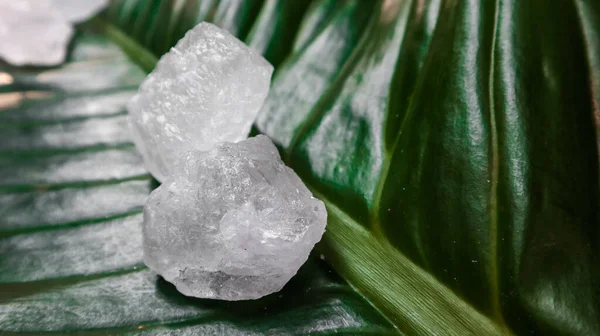 Kristal berrak alyum küpleri ya da yeşil yapraklı potasyum alyum. Kimyasal bileşik madde. Güzellik, kaplıca ve koltuk altı tedavi kavramı endüstriyel. 