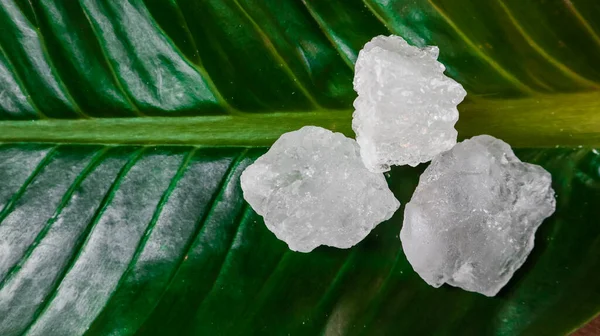 Cubos Alumbre Cristalino Alumbre Potásico Sobre Hoja Verde Sustancia Química —  Fotos de Stock