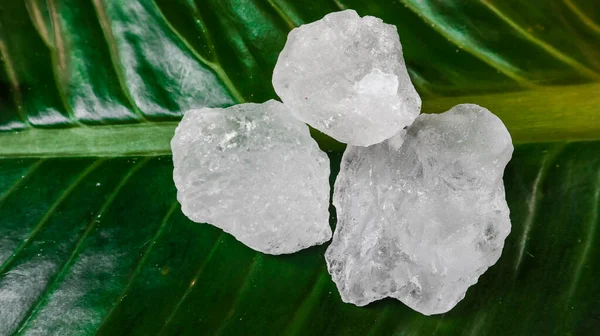 Kristal berrak alyum küpleri ya da yeşil yapraklı potasyum alyum. Kimyasal bileşik madde. Güzellik, kaplıca ve koltuk altı tedavi kavramı endüstriyel. 