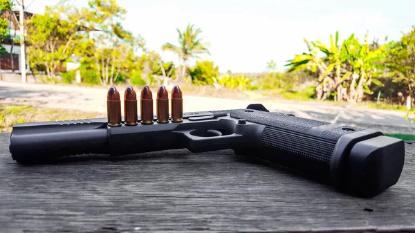 Pistola Artificial Negra Balas Tejido Gris Oscuro Concepto Seguridad Los —  Fotos de Stock
