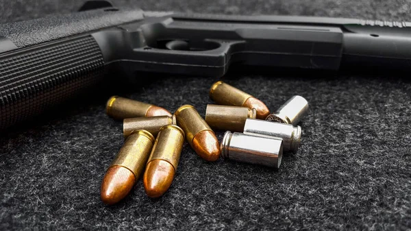 Pistola Artificial Negra Balas Tejido Gris Oscuro Concepto Seguridad Los — Foto de Stock