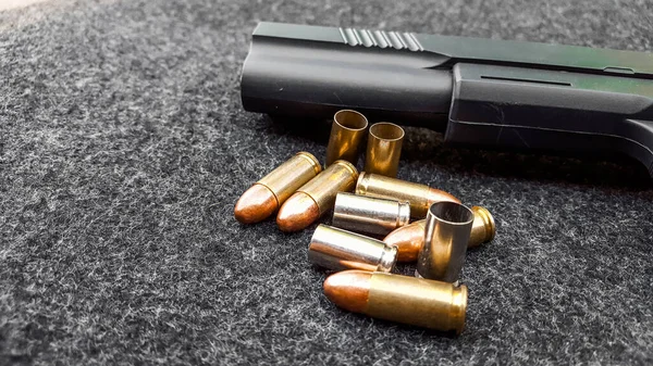 Pistola Artificial Negra Balas Tejido Gris Oscuro Concepto Seguridad Los — Foto de Stock