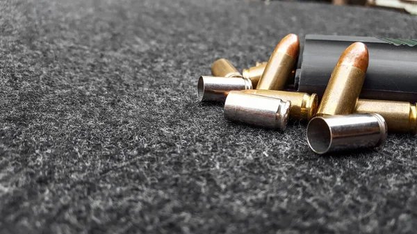 Svart Konstgjord Pistol Och Kulor Mörkgrå Tyg Begreppet Säkerhet För — Stockfoto