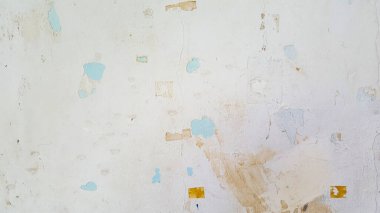 Kirli doku arka planı boyaların, çiziklerin ve yapıştırılmış kağıtların yaralarıyla dolu.
