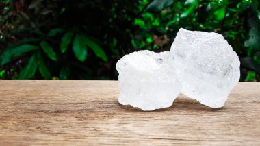 Kahverengi tahta üzerinde beyaz alum küpleri güzellik ve tıbbi endüstriyel konsepti.