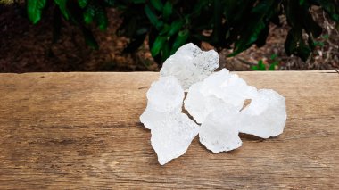 Kahverengi tahta üzerinde beyaz alum küpleri güzellik ve tıbbi endüstriyel konsepti.