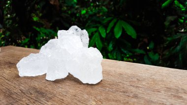 Kahverengi tahta üzerinde beyaz alum küpleri güzellik ve tıbbi endüstriyel konsepti.