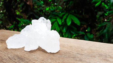 Kahverengi tahta üzerinde beyaz alum küpleri güzellik ve tıbbi endüstriyel konsepti.