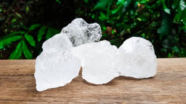 Kahverengi tahta üzerinde beyaz alum küpleri güzellik ve tıbbi endüstriyel konsepti.