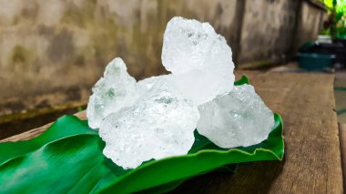 Yeşil yapraklı beyaz alum küpleri güzellik ve tıbbi endüstriyel kavramlar için.