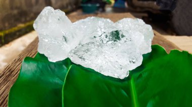 Yeşil yapraklı beyaz alum küpleri güzellik ve tıbbi endüstriyel kavramlar için.