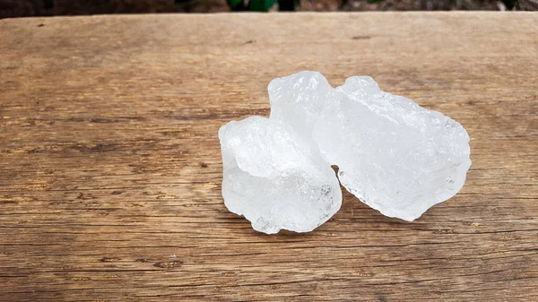 Kahverengi tahta üzerinde beyaz alum küpleri güzellik ve tıbbi endüstriyel konsepti.