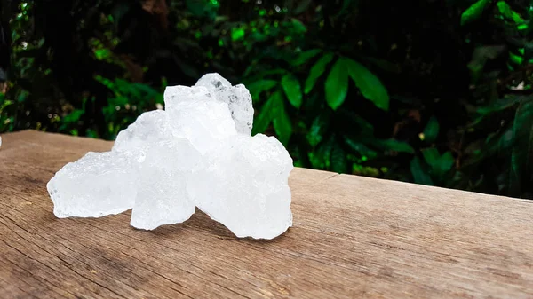 Kahverengi tahta üzerinde beyaz alum küpleri güzellik ve tıbbi endüstriyel konsepti.