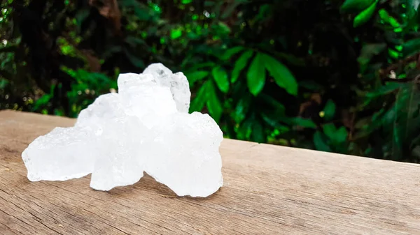 Kahverengi tahta üzerinde beyaz alum küpleri güzellik ve tıbbi endüstriyel konsepti.