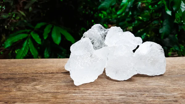 Kahverengi tahta üzerinde beyaz alum küpleri güzellik ve tıbbi endüstriyel konsepti.