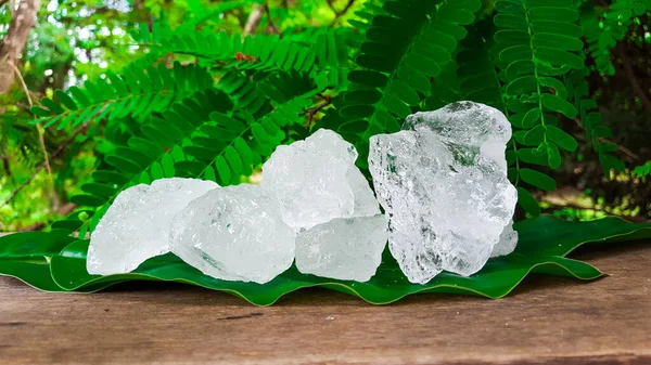 Yeşil yapraklı beyaz alum küpleri güzellik ve tıbbi endüstriyel kavramlar için.