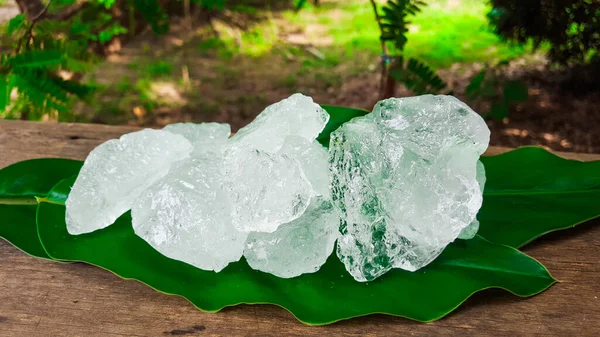 Yeşil yapraklı beyaz alum küpleri güzellik ve tıbbi endüstriyel kavramlar için.