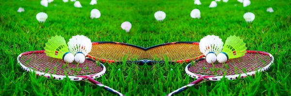 Shuttlecocks Badminton Rackets Green Field — Stockfoto