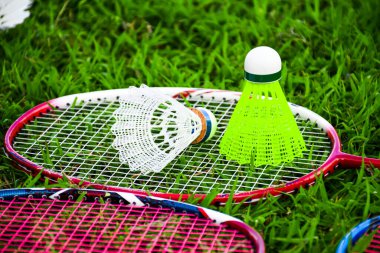 Mekik horozları ve badminton raketleri yeşil alanda