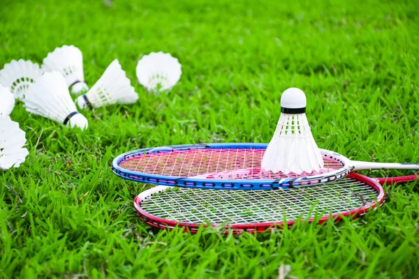 Shuttlecocks Badminton Rackets Green Field — Stock Photo, Image