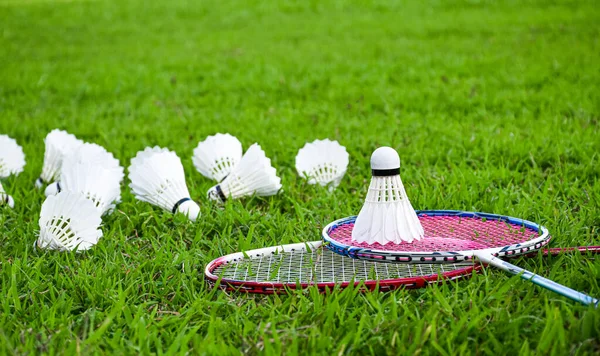Shuttlecocks Badminton Rackets Green Field lizenzfreie Stockbilder