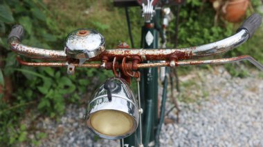 Paslı eski ve geleneksel bisiklet farları                              