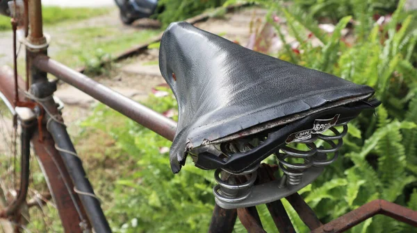 Almofada Velha Tradicional Assento Bicicleta Enferrujado Quebrado — Fotografia de Stock