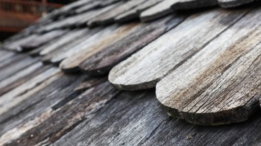 Koyu desenli, eski, ahşap çatı kiremitlerini kapat                               