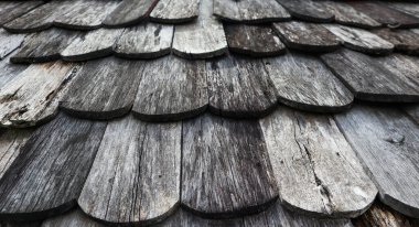 Koyu desenli, eski, ahşap çatı kiremitlerini kapat                               