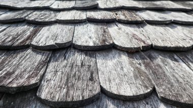 Koyu desenli, eski, ahşap çatı kiremitlerini kapat                               