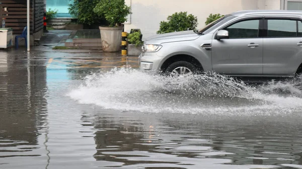 Inundação Rua Tempestade Surge Rua Bairro Com Caminhão Dirigindo Através — Fotografia de Stock