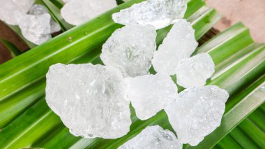 Kristal berrak alyum küpleri ya da yeşil yapraklı potasyum alyum. Kimyasal bileşik madde. Güzellik, kaplıca ve koltuk altı tedavi kavramı endüstriyel.                                          